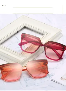 Détails de lunettes de soleil carrées avec monture dorée et verres dégradés
