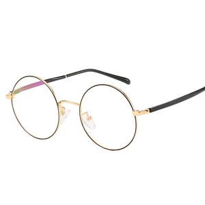 Monture de lunettes ronde rétro en métal doré vue sous un angle latéral de 45 degrés