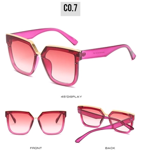 Détail de lunettes de soleil carrées dégradé rose avec accents dorés et vue à 45 degrés