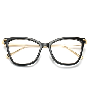 Modische Cat-Eye-Brille mit schwarzem Rahmen und schmalen goldenen Metallbügeln für Damen