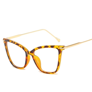 Stylische Cat-Eye-Brille mit Schildpattrahmen und goldenen Metallbügeln auf weißem Hintergrund