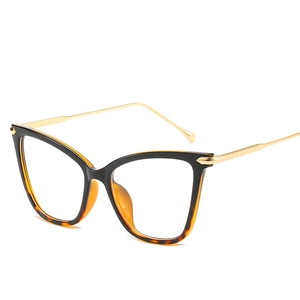 Stylische Cateye-Brille mit Schildpatt-Rahmen und goldenen Metallbügeln in 45-Grad-Ansicht