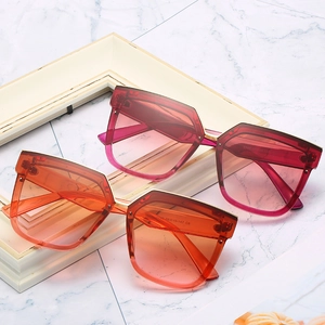 Deux paires de lunettes de soleil carrées oversize avec détails dorés et verres dégradés