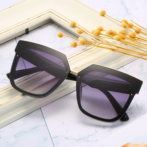 Lunettes de soleil carrées oversize avec verres dégradés violets et détails dorés