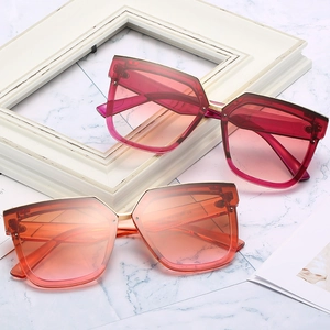 Lunettes de soleil géométriques oversize modernes avec verres dégradés et pont métallique