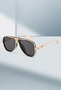 Detail der Pilotenbrille mit goldenen Metallbügeln und geometrischer Hohl-Schnitzerei