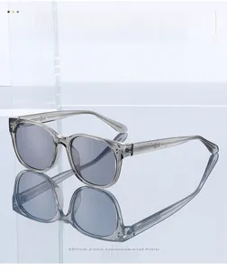 Détails de lunettes de soleil vintage gris transparent avec verres modernes sur verre