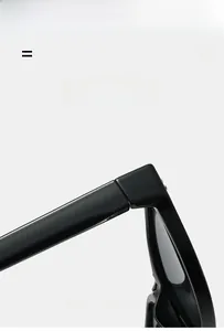 Détail macro des charnières et branches ultra-légères et élastiques de lunettes de soleil