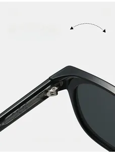 Vue macro des charnières métalliques et du marquage CE sur les lunettes vintage