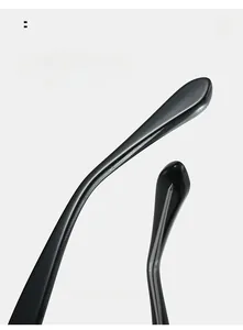 Détail des branches incurvées ergonomiques noires sur lunettes de soleil vintage chic