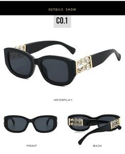 Detail einer modischen Sonnenbrille mit schwarzem Rahmen und goldfarbenem Bügeldesign