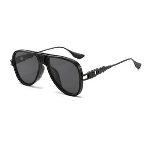 Mattschwarze Oversize-Pilotensonnenbrille mit geometrischen Metallbügeln in Seitenansicht