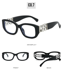Detailansichten der schwarzen quadratischen Sonnenbrille mit perlenbesetzten Bügeln und Metall