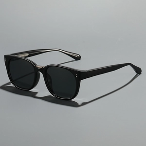 Lunettes de soleil vintage noires avec verres gris foncé présentées sous un angle de 45°