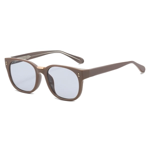 Lunettes de soleil rétro marron avec verres bleus et accents métalliques dorés