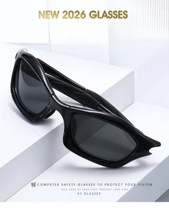 Détail de lunettes de soleil de sport punk Y2K noir mat sur un support géométrique moderne