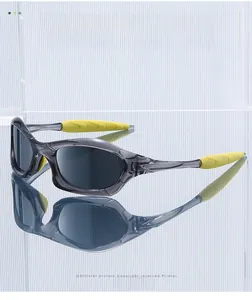 Détail de lunettes de soleil de sport grises avec embouts en caoutchouc jaune antidérapant