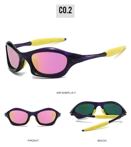 Vue sous trois angles de lunettes de sport Y2K, monture violette et verres roses miroir