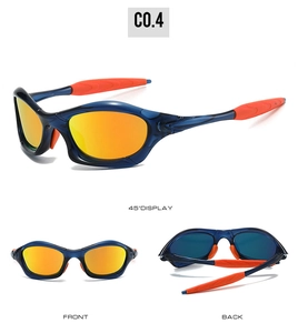 Trois vues de lunettes de sport bleues avec verres orange et branches en caoutchouc