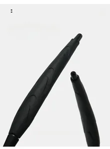 Détail macro des branches incurvées noires antidérapantes pour lunettes de soleil de sport