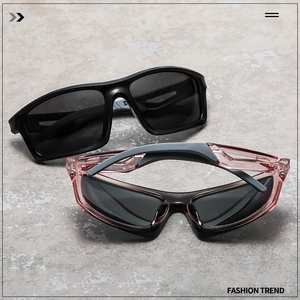 Détail de lunettes de cyclisme polarisées avec monture noire carrée et rose transparente