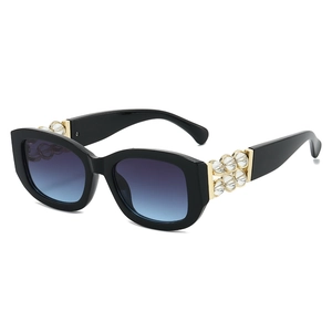 Modische schwarze Sonnenbrille mit blauem Farbverlauf und dekorativen Goldperlen-Bügeln.