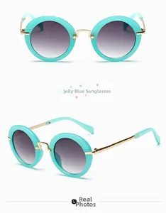 Detailansicht runde Kinder Sonnenbrille in Jelly Blau mit goldenem Steg und grauen Gläsern