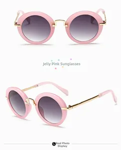 Detailansicht der runden Jelly Pink Kinder-Sonnenbrille mit Metallbügeln und Verlaufsgläsern