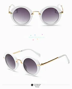 Detail der runden Kinder-Sonnenbrille mit weißem Rahmen, lila Verlauf und goldenen Metallbügeln
