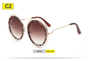 Vue latérale de lunettes de soleil rondes léopard avec monture en métal doré et verres bruns