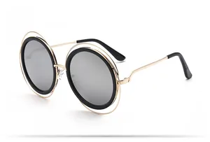 Vue latérale de lunettes de soleil rondes avec détails dorés et branches noires