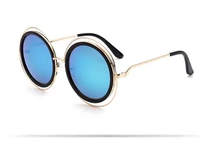 Vue latérale des lunettes de soleil rondes avec branches en métal doré et verres bleus miroirs