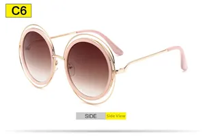 Vue latérale détaillée des lunettes de soleil rondes en or rose avec monture ajourée
