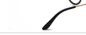 Détail des branches de lunettes en métal doré avec embouts noirs et design ergonomique