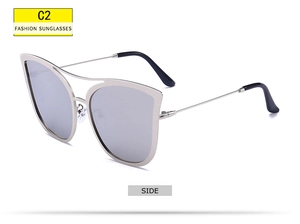 Seitenansicht der silbernen Cat-Eye-Sonnenbrille aus Metall mit verspiegelten Gläsern