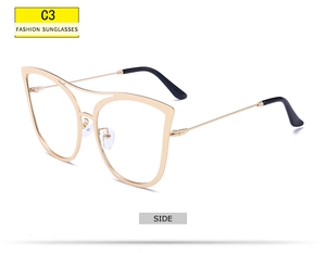Detailansicht der Cat-Eye-Sonnenbrille mit goldenem Metallrahmen und Doppelsteg-Design