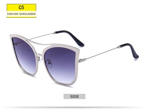 Seitenansicht der Oversize-Cat-Eye-Sonnenbrille mit Silberrahmen und lila Verlaufgläsern