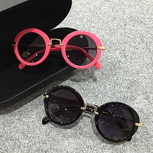 Vintage-Rundsonnenbrille für Kinder in Rosa und Schwarz mit goldenem Metallsteg und Etui