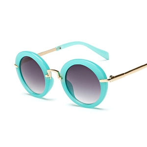 Modische Kinder-Sonnenbrille mit minzgrünem Rundrahmen und goldenen Metallbügeln