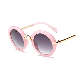 Rosa runde Kinder-Sonnenbrille mit goldenen Metallbügeln und grauen Verlaufsgläsern