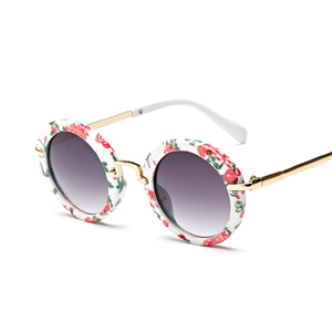 Runde Kinder-Sonnenbrille mit Blumenmuster, goldenen Metallbügeln und grauen Gläsern