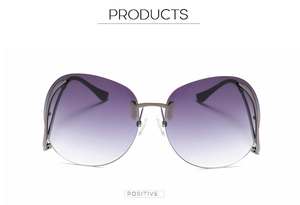 Détail de lunettes de soleil sans monture avec verres dégradés violets et pont métallique