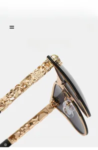 Détail macro de la branche de lunettes gothiques avec gravures roses en métal doré