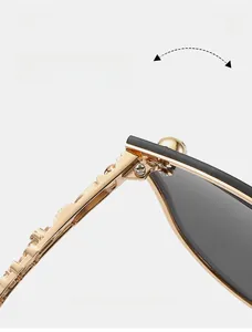 Détail de la charnière robuste avec gravures baroques dorées sur lunettes gothiques