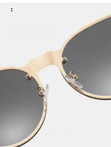 Gros plan des plaquettes de nez en silicone et du pont métallique des lunettes gothiques