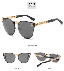 Détails de lunettes gothiques avec têtes de mort dorées et branches style baroque