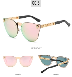 Détail de lunettes gothiques avec verres dégradés et branches ornées de crânes
