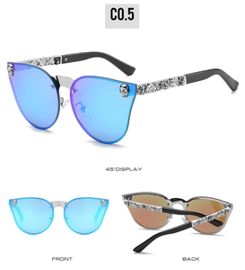 Vues détaillées de lunettes de soleil punk gothiques avec crâne et verres miroirs bleus