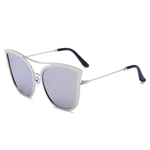 Stylische Cat-Eye-Oversize-Sonnenbrille mit silbernem Metallrahmen und verspiegelten Gläsern