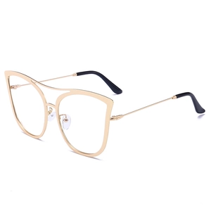 Moderne Cat-Eye-Sonnenbrille mit goldenem Metallrahmen und klaren Gläsern im 45-Grad-Winkel